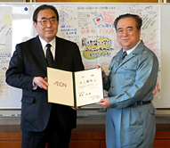 茨城県橋本知事(右)に目録を贈呈する原田議長(左)