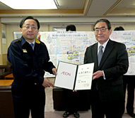 青森県三村知事(左)に目録を贈呈する原田議長(右)