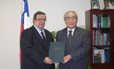 チリ大使館に、緊急支援金の目録を贈呈するイオン1％クラブ 原田委員長(右)