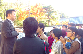 ↑南禅寺で福山哲郎参議院議員に京都の歴史と水路閣について説明を受ける学生たち