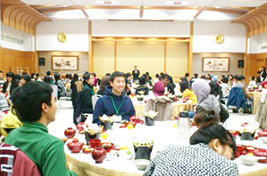 ↑延暦寺会館で精進料理を体験する学生たち