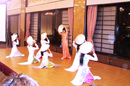 ↑伝統舞踊を披露するベトナムの学生たち