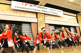 ↑伝統舞踊を披露する日本の学生たち