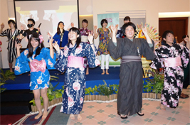 フェアウェルパーティでパフォーマンスを披露する日本学生