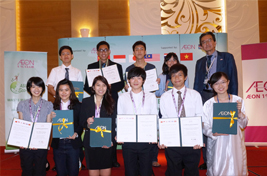 アジア・ユースリーダーズプログラムの参加認定書を受ける学生