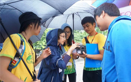 Giai Phong-Dai Co Viet交差点にてPM2.5濃度を測定 している高校生