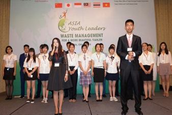 「Tianjin Welcome You」を歌い、5か国からの参加者を　歓迎する中国の学生