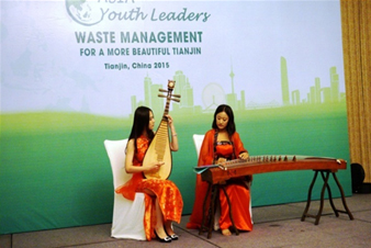 伝統楽器を演奏する中国の学生(琵琶と古筝)