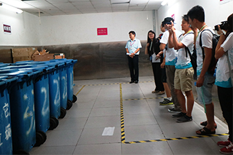 イオンモール天津梅江にてエコバック等の取組み、ゴミ処理所を見学する学生