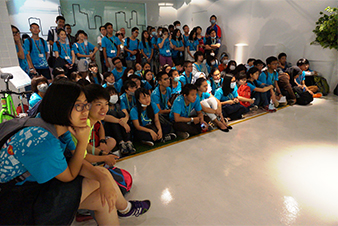 中国・シンガポール　天津エコセンターにてゴミ回収、分別、処理の仕組みについて説明を受ける高校生