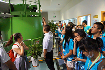 中国・シンガポール　天津エコセンターにてゴミ回収、分別、処理の仕組みについて説明を受ける高校生