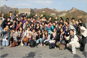 万里の長城で歴史を学び、集合写真を撮る日本の高校生