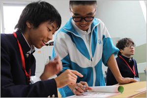 北京月壇中学で体験授業に参加する日本の高校生