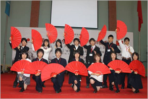 北京市私立匯佳中学で太極扇(タイキョクセン)を 体験する日本の高校生