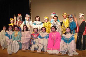 中国劇曲学院で京劇体験する日本の高校生