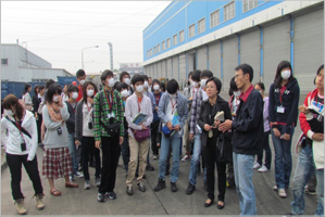 北京のゴミ処理場見学をする日本の高校生