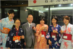 駐中国日本大使館歓迎会で丹羽大使と記念撮影する 日本の高校生