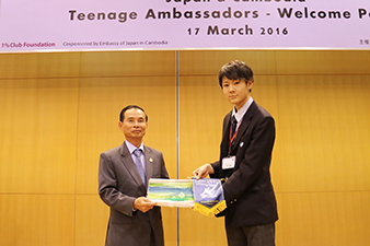 カンボジア教育青少年スポーツ省チャムナン長官に記念品を贈呈する日本高校生
