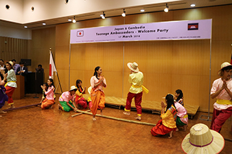 伝統舞踊であるバンブーダンスを披露するカンボジア高校生