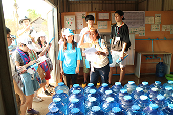 現地ユニセフ局員から水の浄化プロセスについて説明を受ける日本高校生