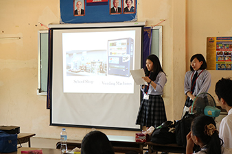 カンボジア文化についてプレゼンテーションをするカンボジア高校生 (学校訪問・授業体験)