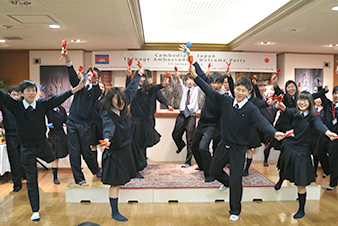 歓迎会にてよさこいソーラン節を踊る日本の高校生