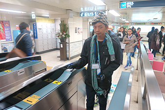 地下鉄を体験するため改札を通るカンボジア高校生