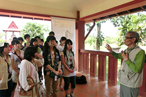 ↑シハヌークイオン博物館で石澤元上智学長によるセミナー