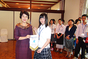 在ラオス横田順子大使へ記念品を贈呈する札幌清田高校生徒代表