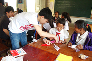 イオンマリーゴールドスクールの小学生と折紙で交流する札幌清田高校生たち