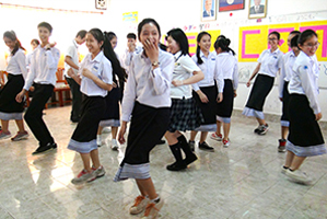 踊りを体験する札幌清田高校生たち