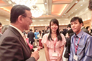 ↑谷垣法務大臣と歓談するカンボジアの高校生