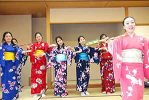 ↑日本舞踊を体験する両国の高校生