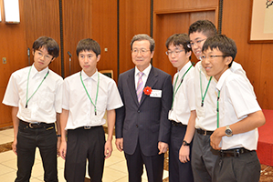 日本の高校生に囲まれる程永華大使