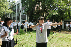 東京学芸大学附属高校で弓道を体験している北京高校生