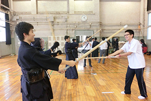 東京学芸大学附属高校で剣道を体験している北京高校生
