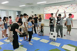 大阪教育大学附属高校池田校舎で日本のすごろくゲームを楽しんでいる蘇州高校生