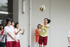 兵庫県立姫路西高校の「球技大会」を楽しんでいる武漢高校生