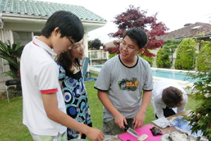 ホームパーティの準備を手伝っている中国人学生