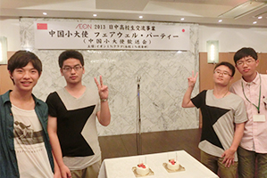 誕生日を迎えた2名の蘇州高校生へ日本のパートナーからサプライズのプレゼント(ケーキ)