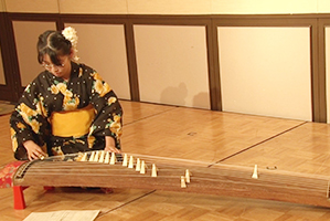 日本の琴を演奏した兵庫県立姫路西高校の生徒