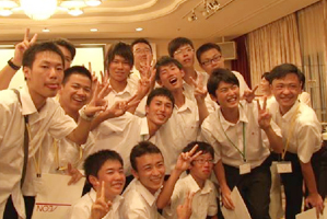日本で別れる前、武漢の高校生と兵庫県立姫路西高校の生徒の最後のツーショット