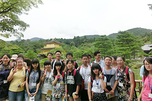 世界遺産京都の「金閣寺」を見学した蘇州の高校生
