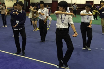 太極拳の基本姿勢を練習している日本高校生