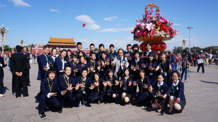 天安門広場で再会した学芸と武漢の高校生たち