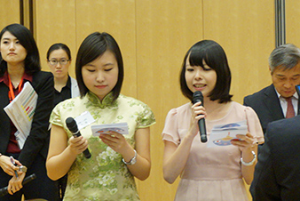 <OB・OGも参加>　今は大学生となった2010年日中小大使ペアの2人は5年ぶりに北京で再会し、日本大使館歓迎会の司会を務めました。”>
					<!-- /.box_image --></div>
					<div class=