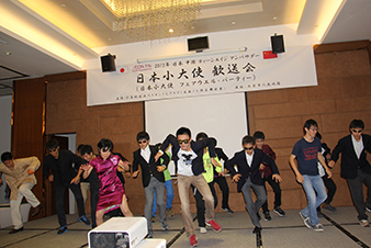 ダンス「江南スタイル」を披露する日本の高校生たち