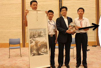 中国小大使60名が日本文化体験で作った【平和】を象徴する鶴の折り紙を安倍首相に贈呈