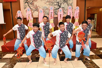 中国小大使より中国伝統舞踊を披露