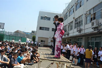 生徒会長はじめ筑波大学附属高校全校の学生が北京の小大使を歓迎